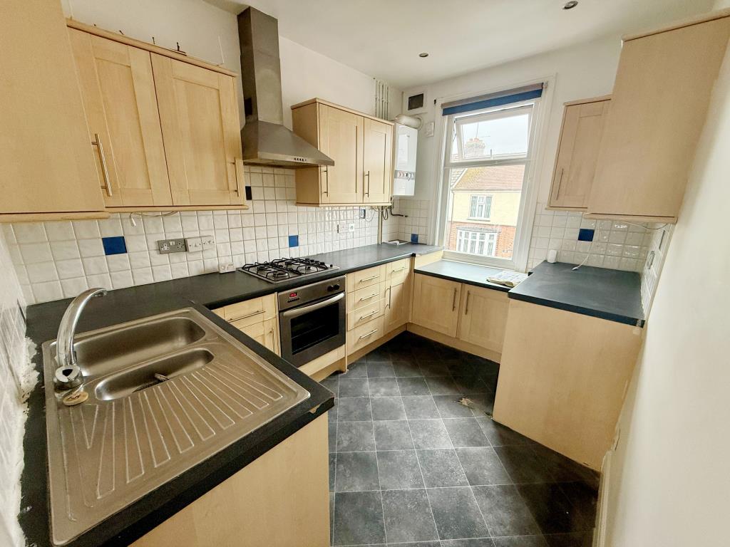 Lot: 53 - FREEHOLD PROPERTY ARRANGED AS TWO FLATS - First floor kitchen